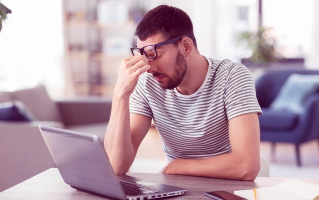 Especialista analizando datos de auditoría técnica